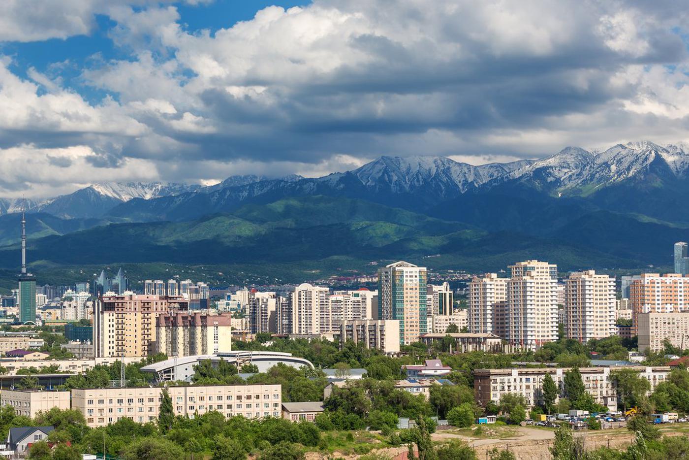 Современный Алматы, панорама города с горами